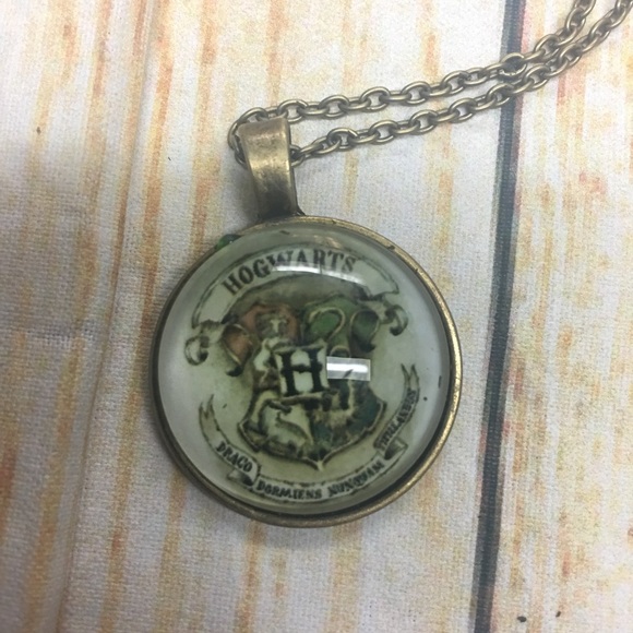 Harry Potter Hogwarts crest necklace - Picture 2 of 3
